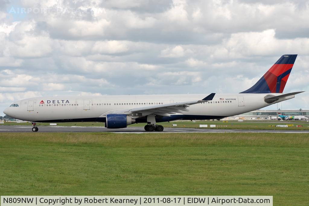 N809NW, 2005 Airbus A330-323 C/N 663, Lining up r/w 28