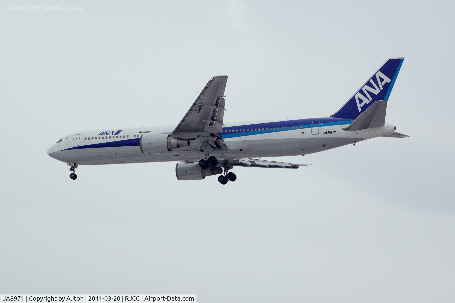 JA8971, 1997 Boeing 767-381/ER C/N 27942, approach at rwy 19L