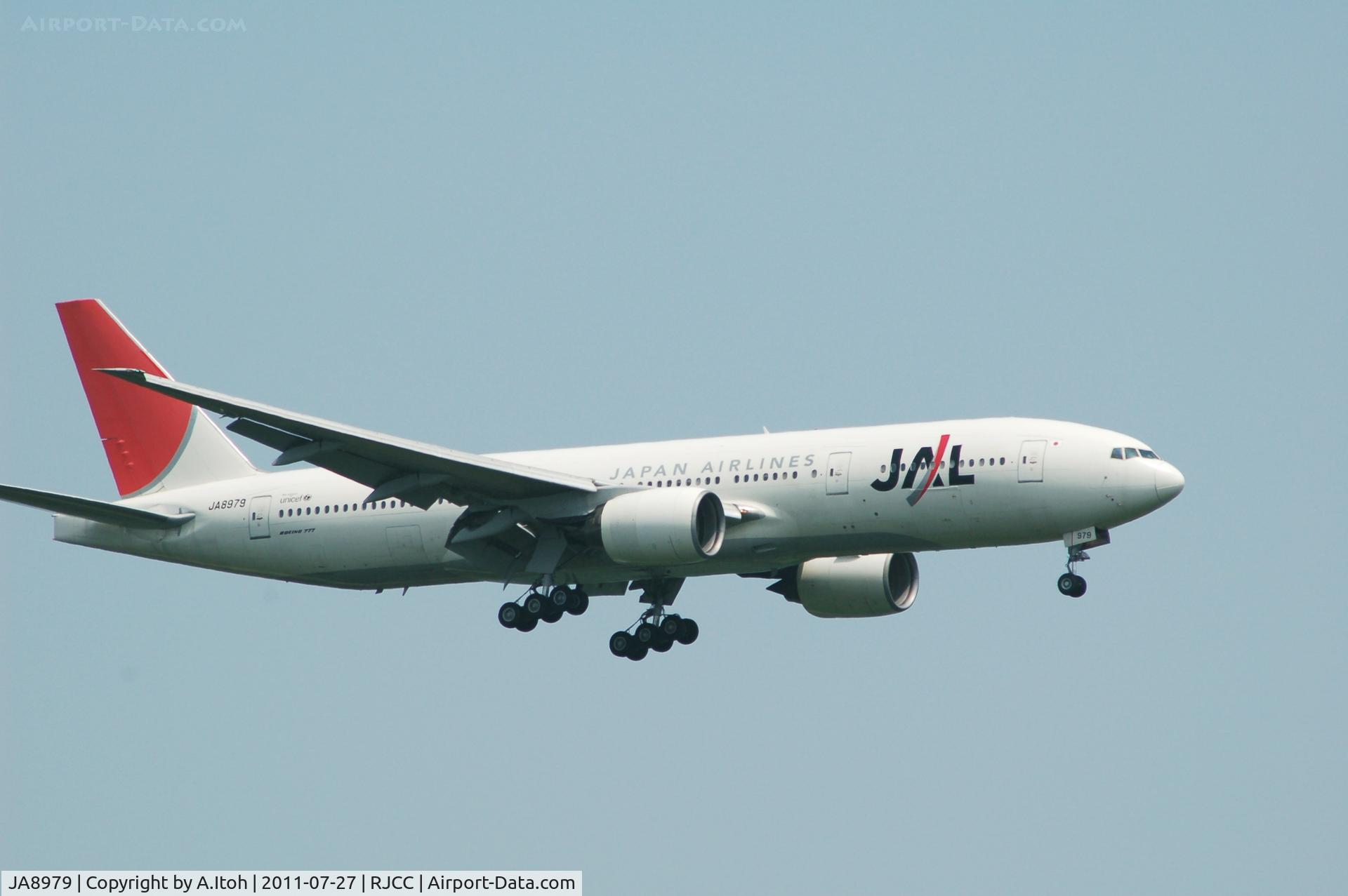 JA8979, Boeing 777-289 C/N 27638, approach at rwy 19L
