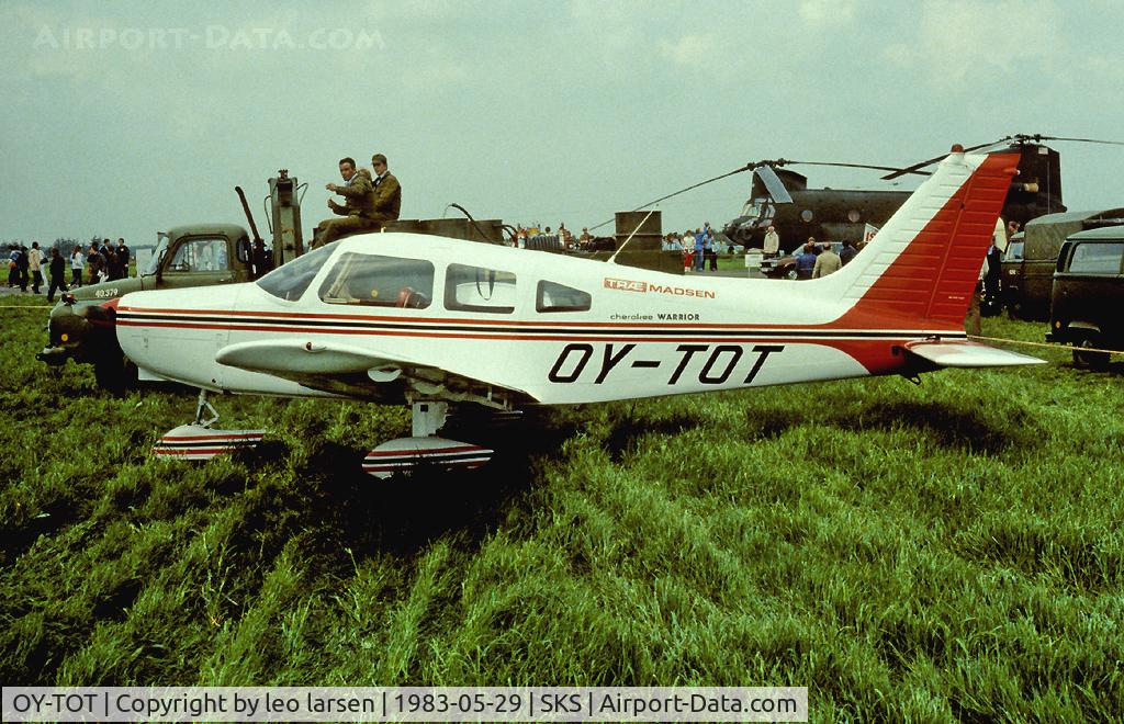 OY-TOT, 1974 Piper PA-28-151 Cherokee Warrior C/N 28-7515096, Air Base Skrydstrup 29.5.83