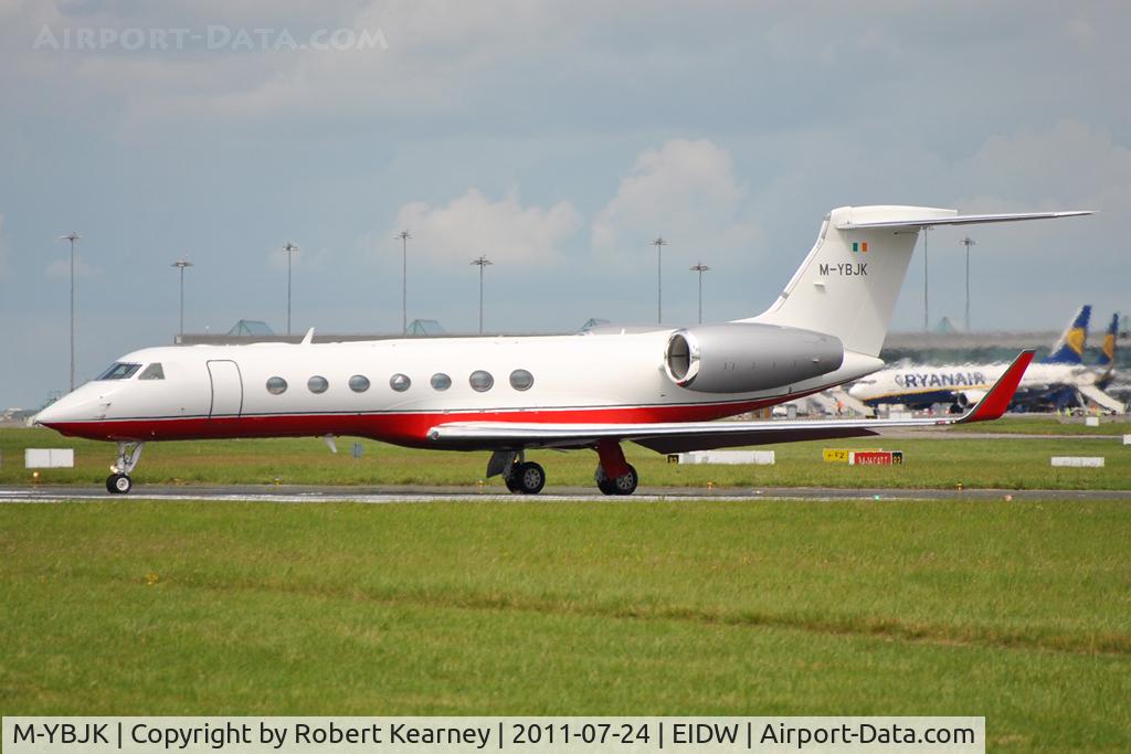 M-YBJK, Gulfstream Aerospace V-SP G550 C/N 5316, Lining up r/w 28