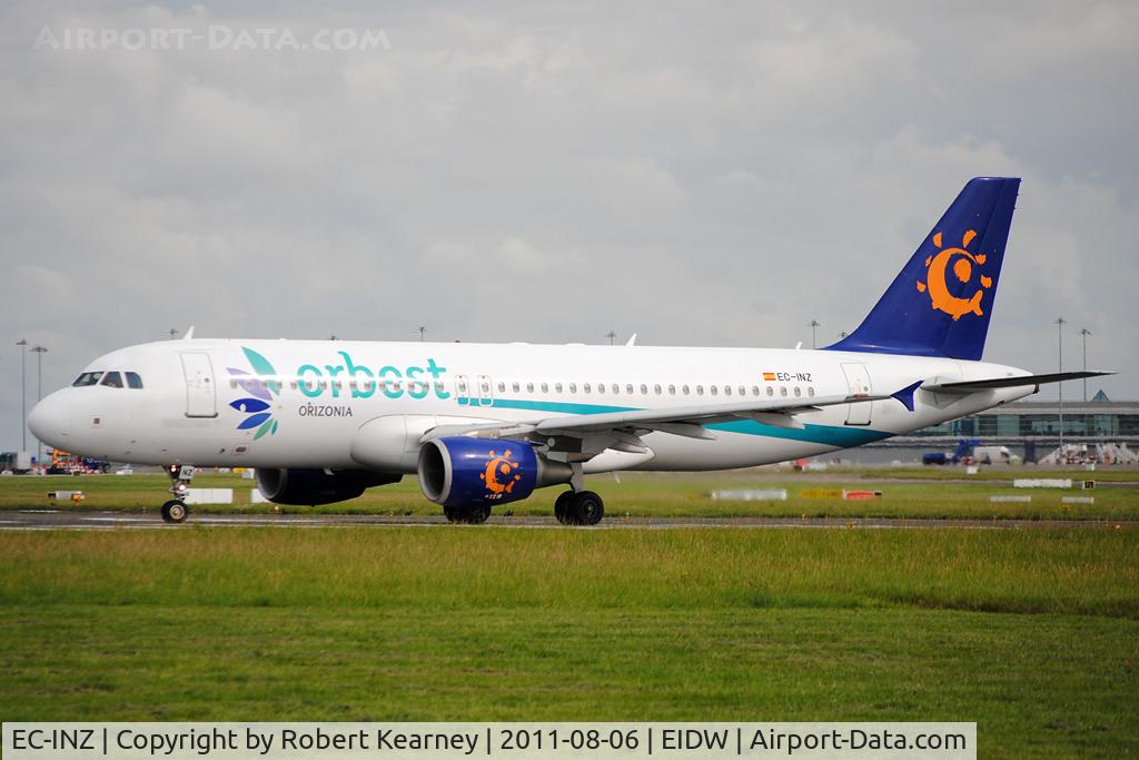 EC-INZ, 2003 Airbus A320-214 C/N 2011, Lining up r/w 28