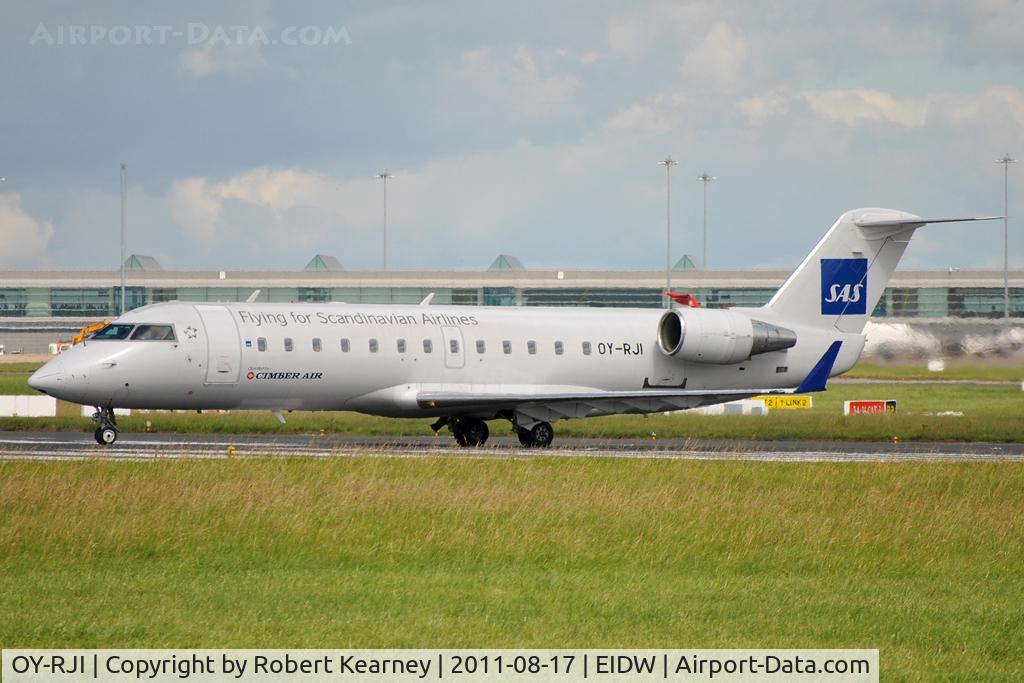 OY-RJI, 1995 Canadair CRJ-100LR (CL-600-2B19) C/N 7093, Lining up r/w 28