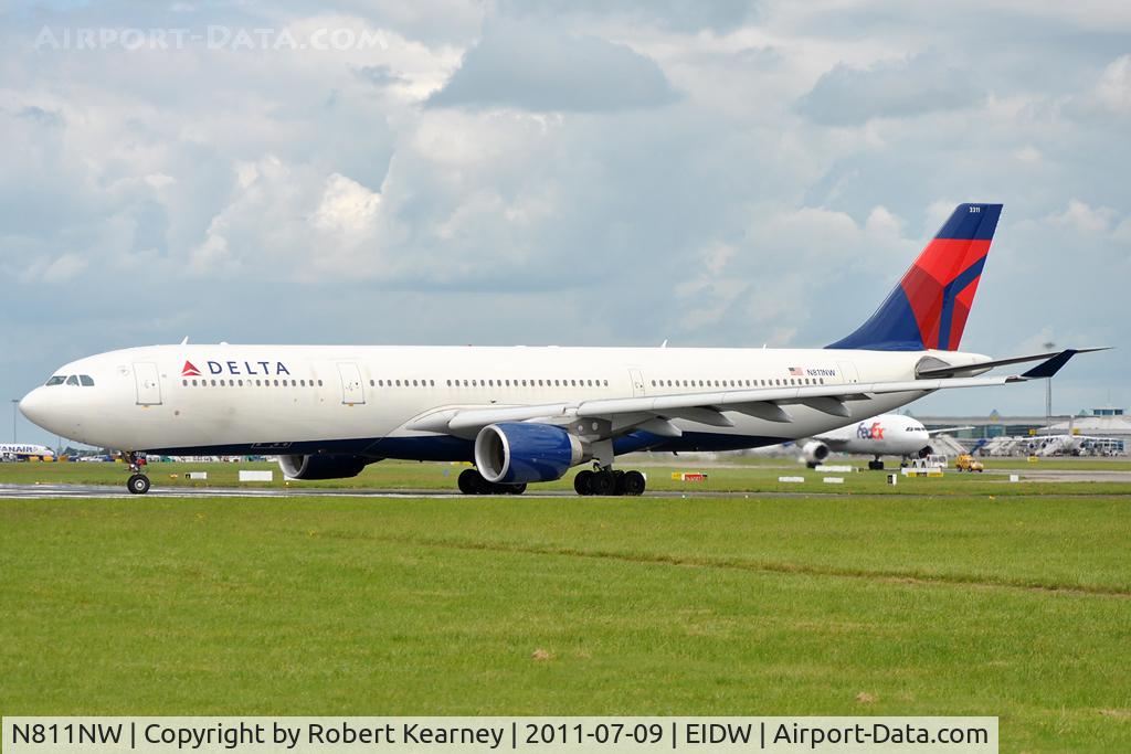 N811NW, 2005 Airbus A330-323 C/N 0690, Lining up r/w 28