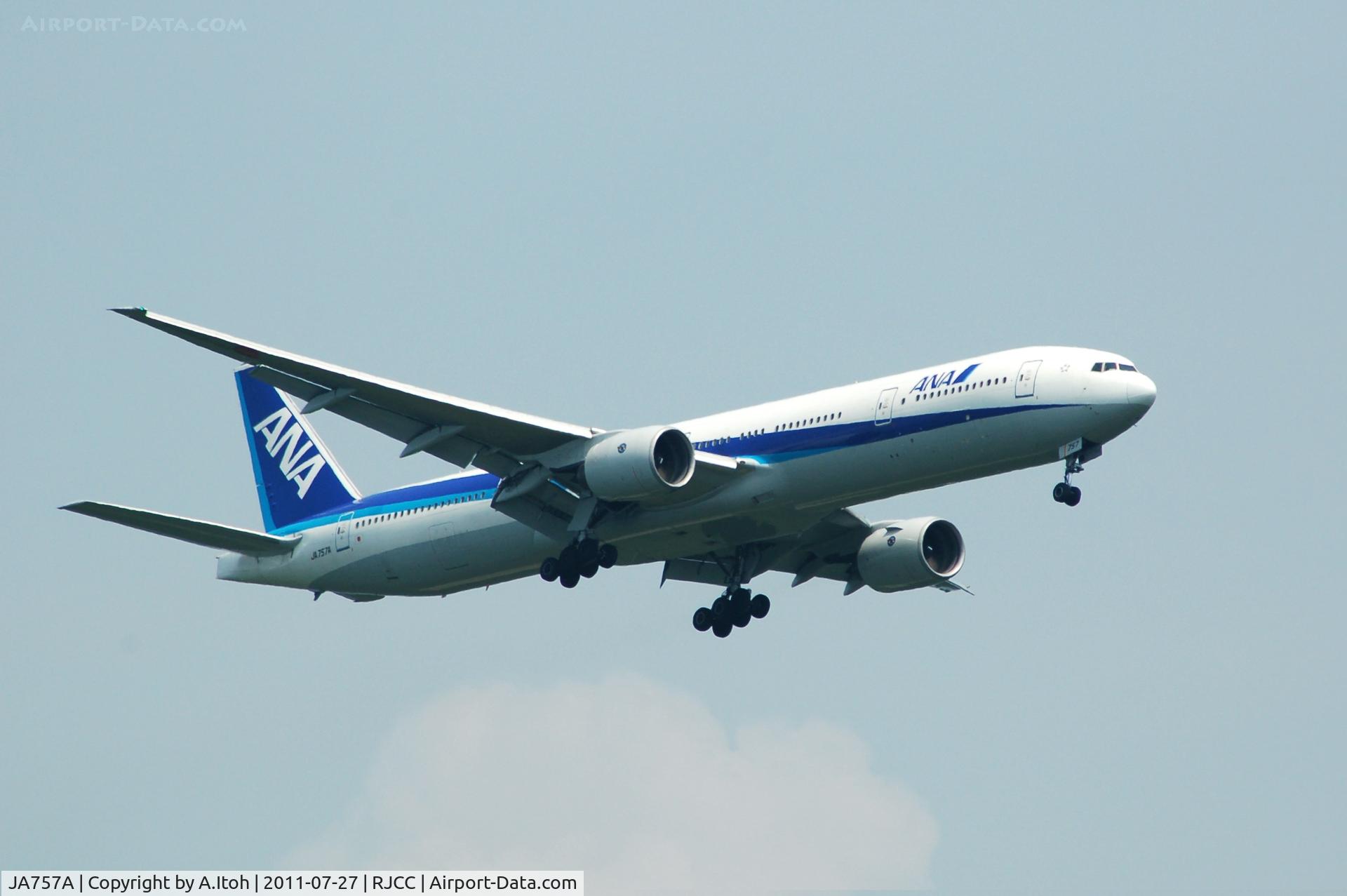 JA757A, 2003 Boeing 777-381 C/N 27040, ANA B777  Approach at rwy 19L  New Chitose