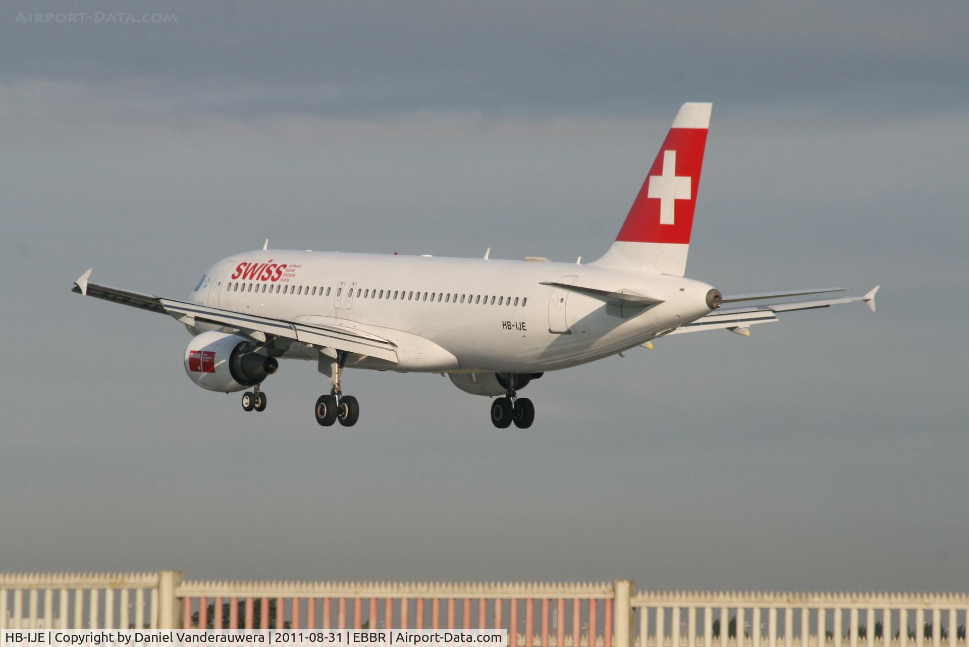 HB-IJE, 1995 Airbus A320-214 C/N 559, Flight LX786 is descending to RWY 25L