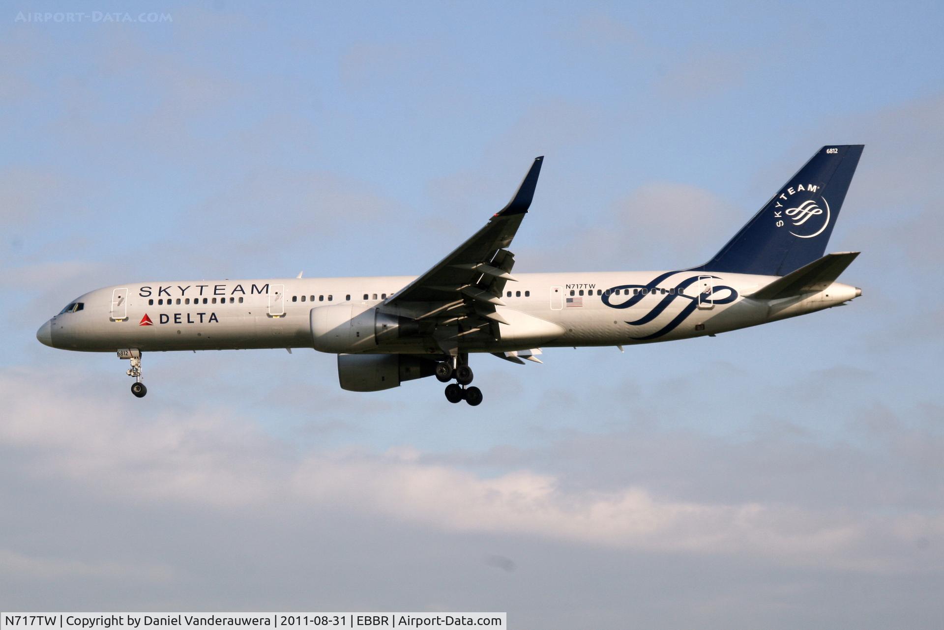 N717TW, 1999 Boeing 757-231 C/N 28485, Arrival of flight DL140 to RWY 25L