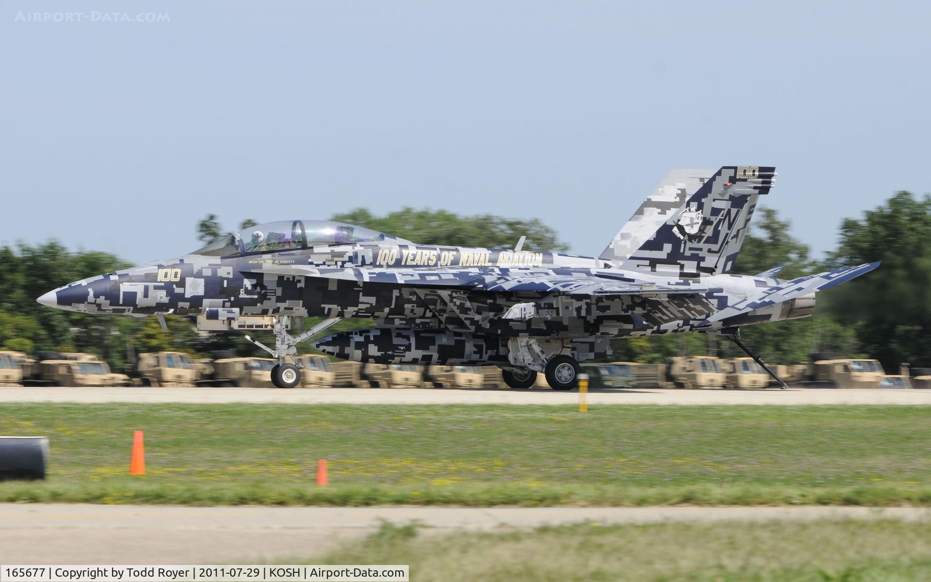 165677, Boeing F/A-18F Super Hornet C/N 1512/F016, Landed with tail hook down