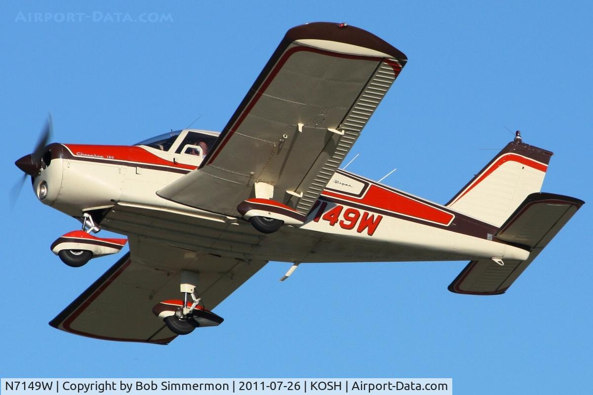 N7149W, 1962 Piper PA-28-180 Cherokee C/N 28-957, Departing Airventure 2011.