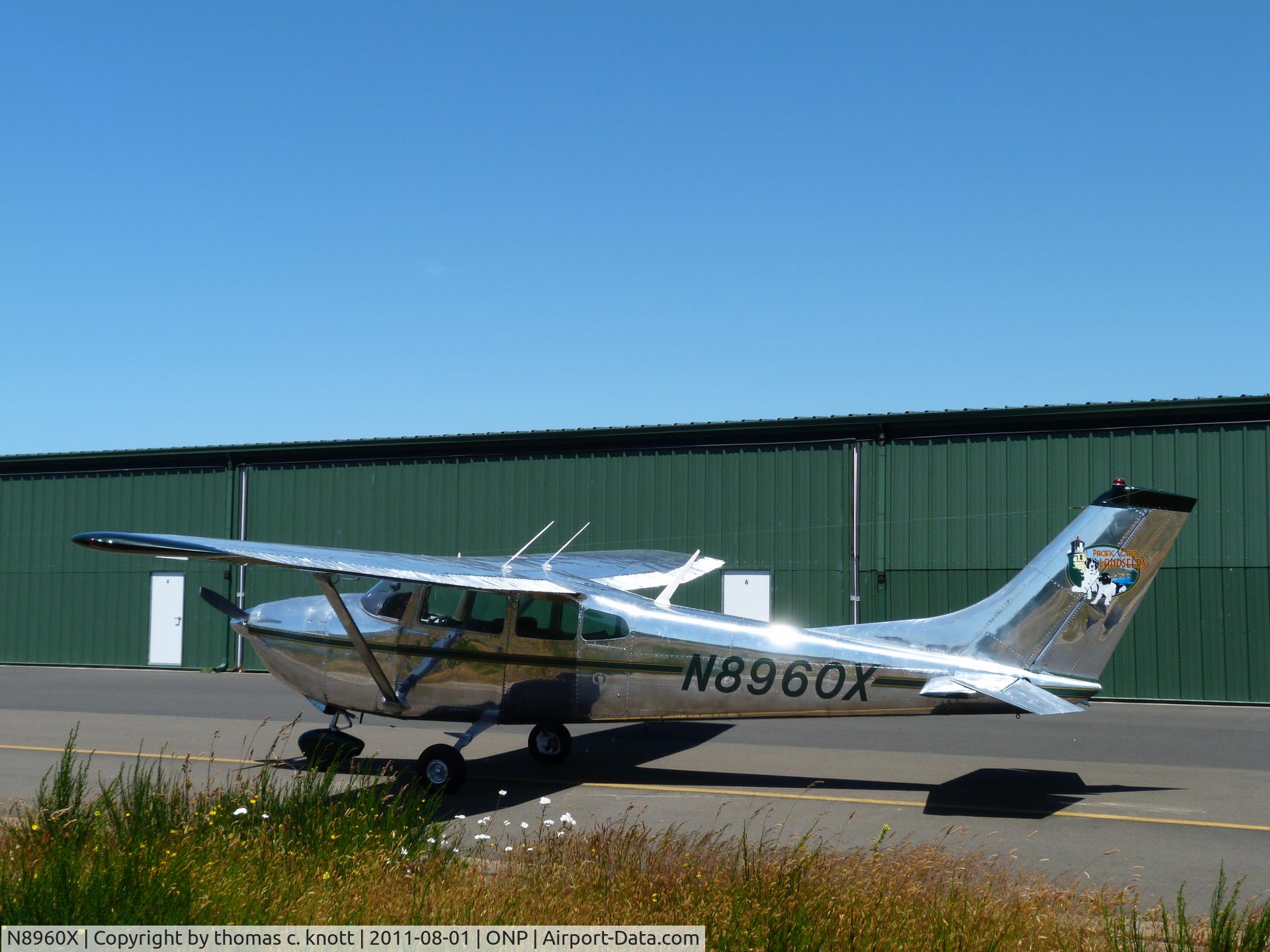 N8960X, 1961 Cessna 182D Skylane C/N 18253360, polished, new leather interieur, new inside and outside trim