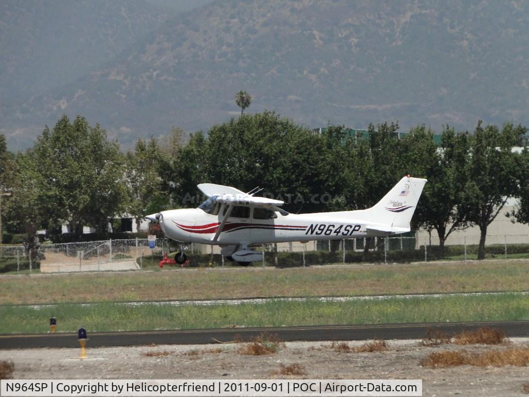 N964SP, 1999 Cessna 172S C/N 172S8176, Wings dipping due to gusty winds