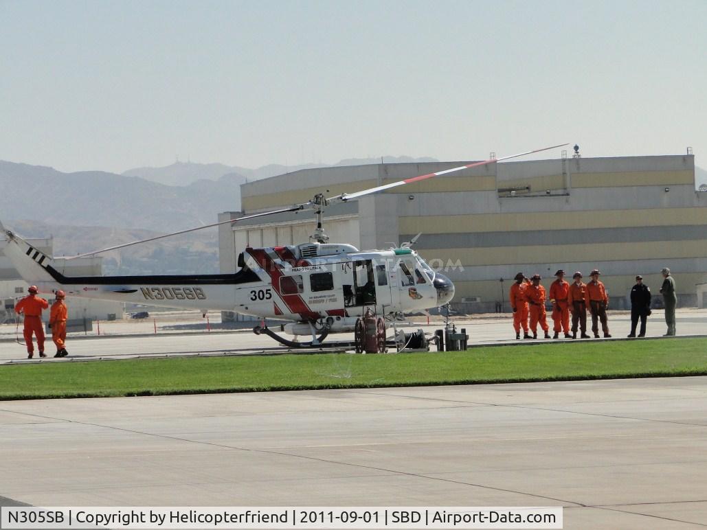 N305SB, 1969 Bell UH-1H-BF Iroquois C/N 11527, Crew waiting for crew members who secured the main rotor