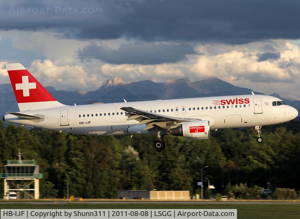 HB-IJF, 1995 Airbus A320-214 C/N 562, Landing rwy 23