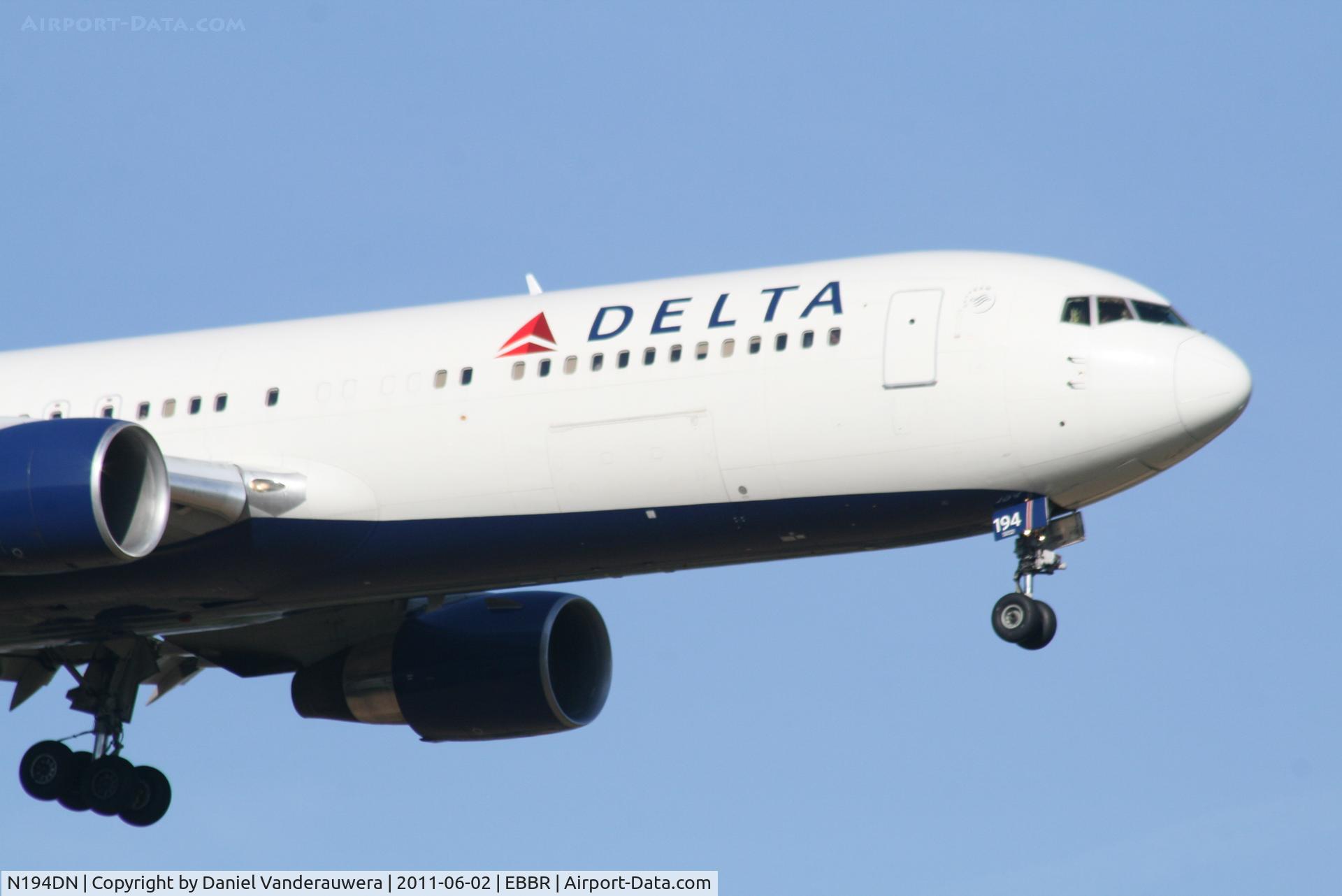 N194DN, 1997 Boeing 767-332 C/N 28451, Arrival of flight DL080 to RWY 02