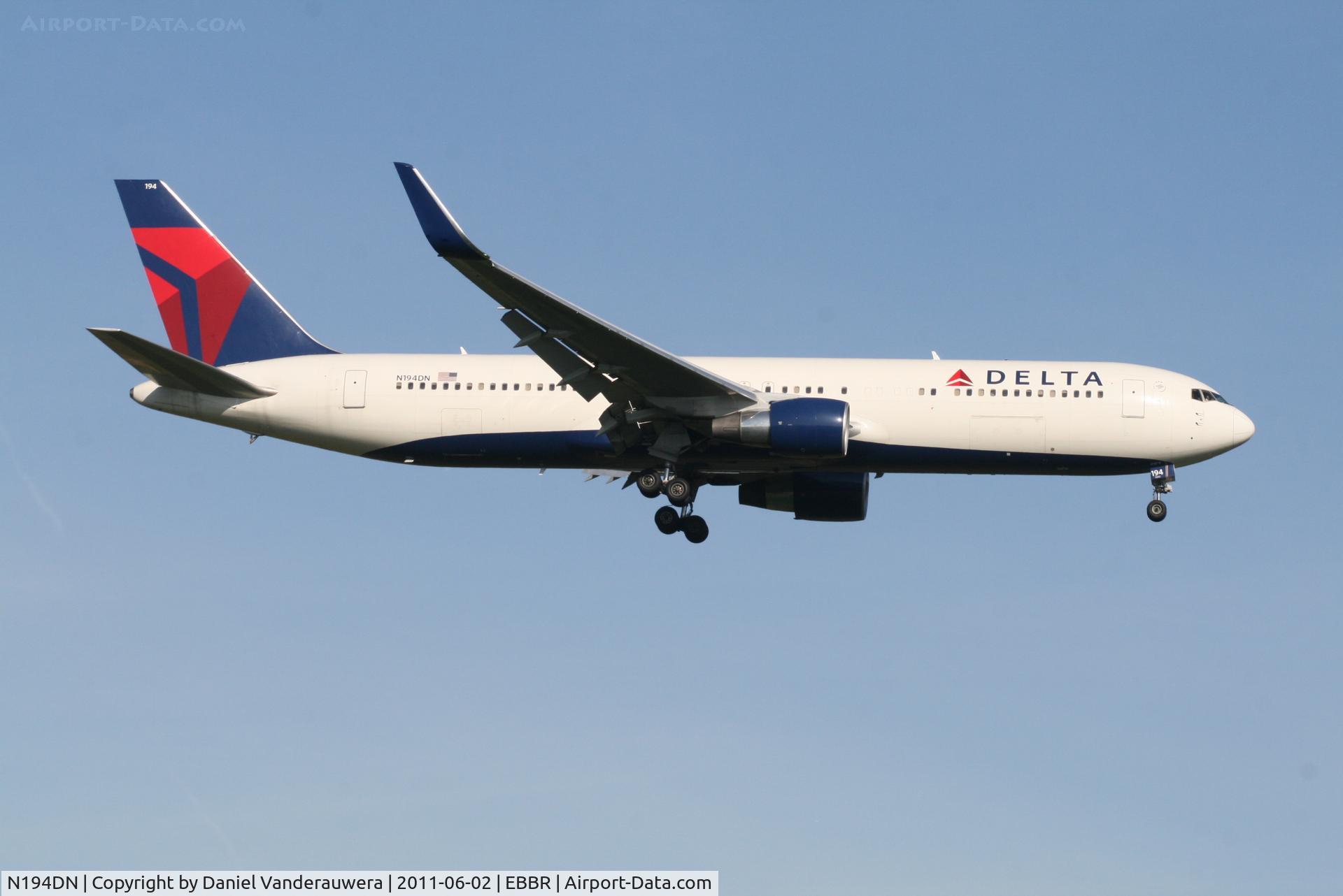 N194DN, 1997 Boeing 767-332 C/N 28451, Arrival of flight DL080 to RWY 02