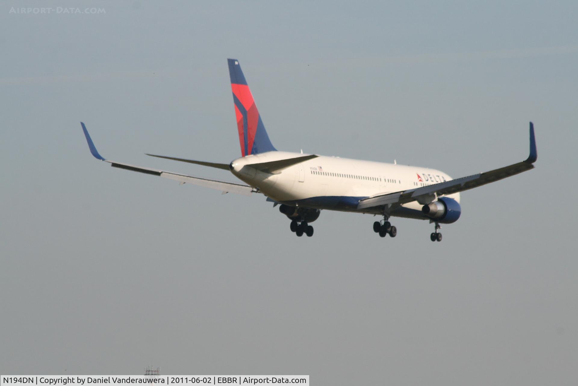 N194DN, 1997 Boeing 767-332 C/N 28451, Flight DL080 is descending to RWY 02