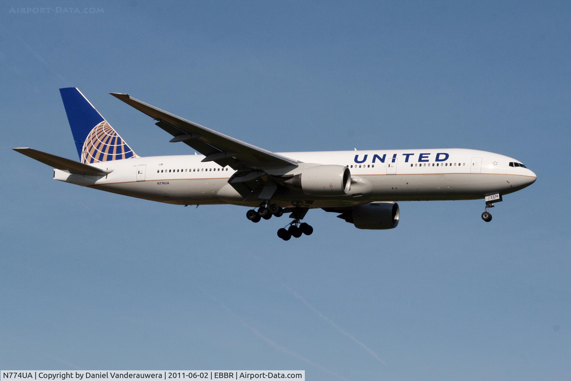 N774UA, 1996 Boeing 777-222 C/N 26936, Arrival of flight UA950 to RWY 02
