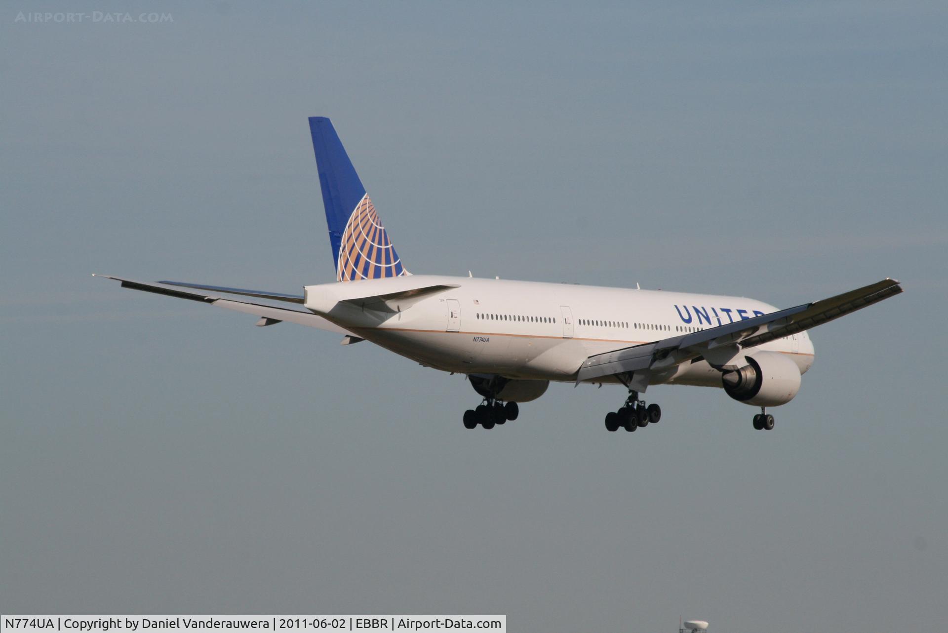 N774UA, 1996 Boeing 777-222 C/N 26936, Flight UA950 is descending to RWY 02