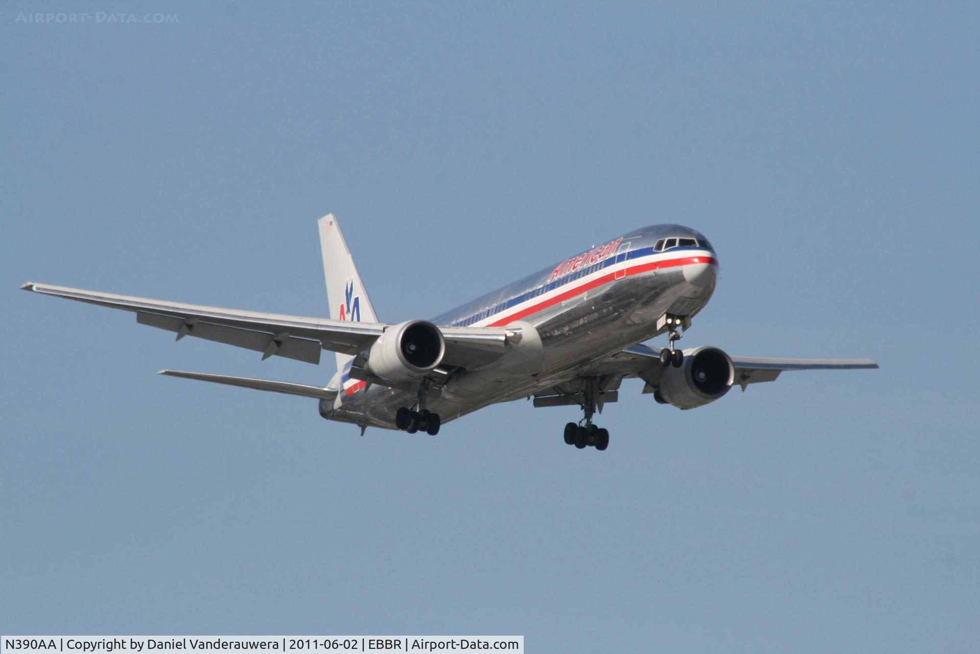 N390AA, 1995 Boeing 767-323 C/N 27450, Arrival of flight AA088 to RWY 02
