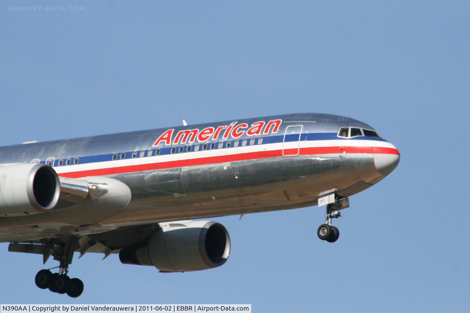 N390AA, 1995 Boeing 767-323 C/N 27450, Arrival of flight AA088 to RWY 02