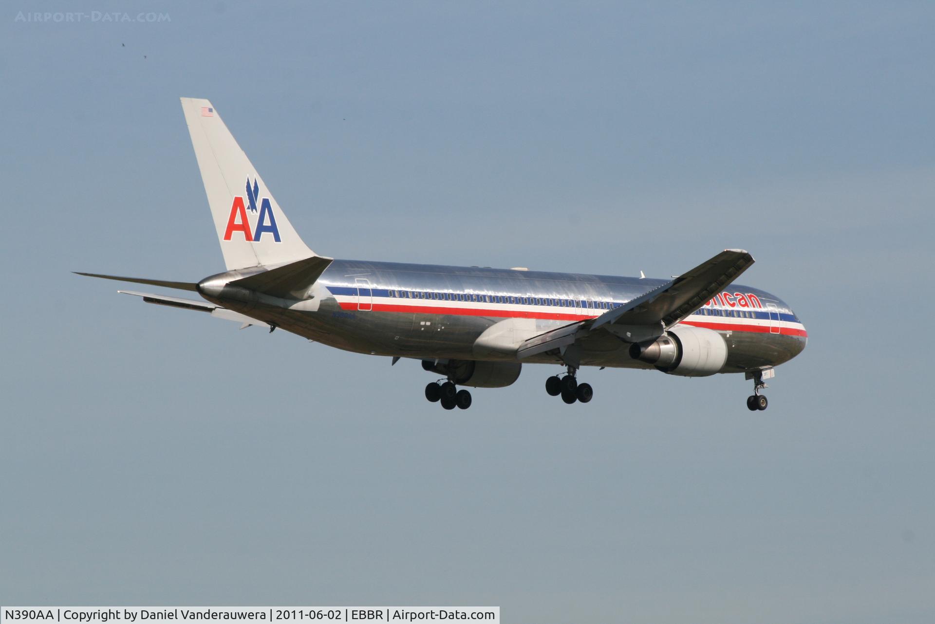 N390AA, 1995 Boeing 767-323 C/N 27450, Flight AA088 is descending to RWY 02