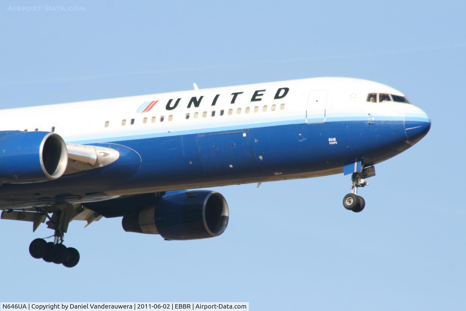 N646UA, 1992 Boeing 767-322/ER C/N 25283, Arrival of flight UA972 to RWY 02