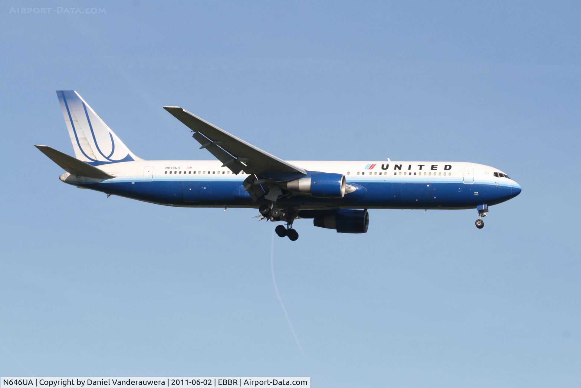 N646UA, 1992 Boeing 767-322/ER C/N 25283, Arrival of flight UA972 to RWY 02