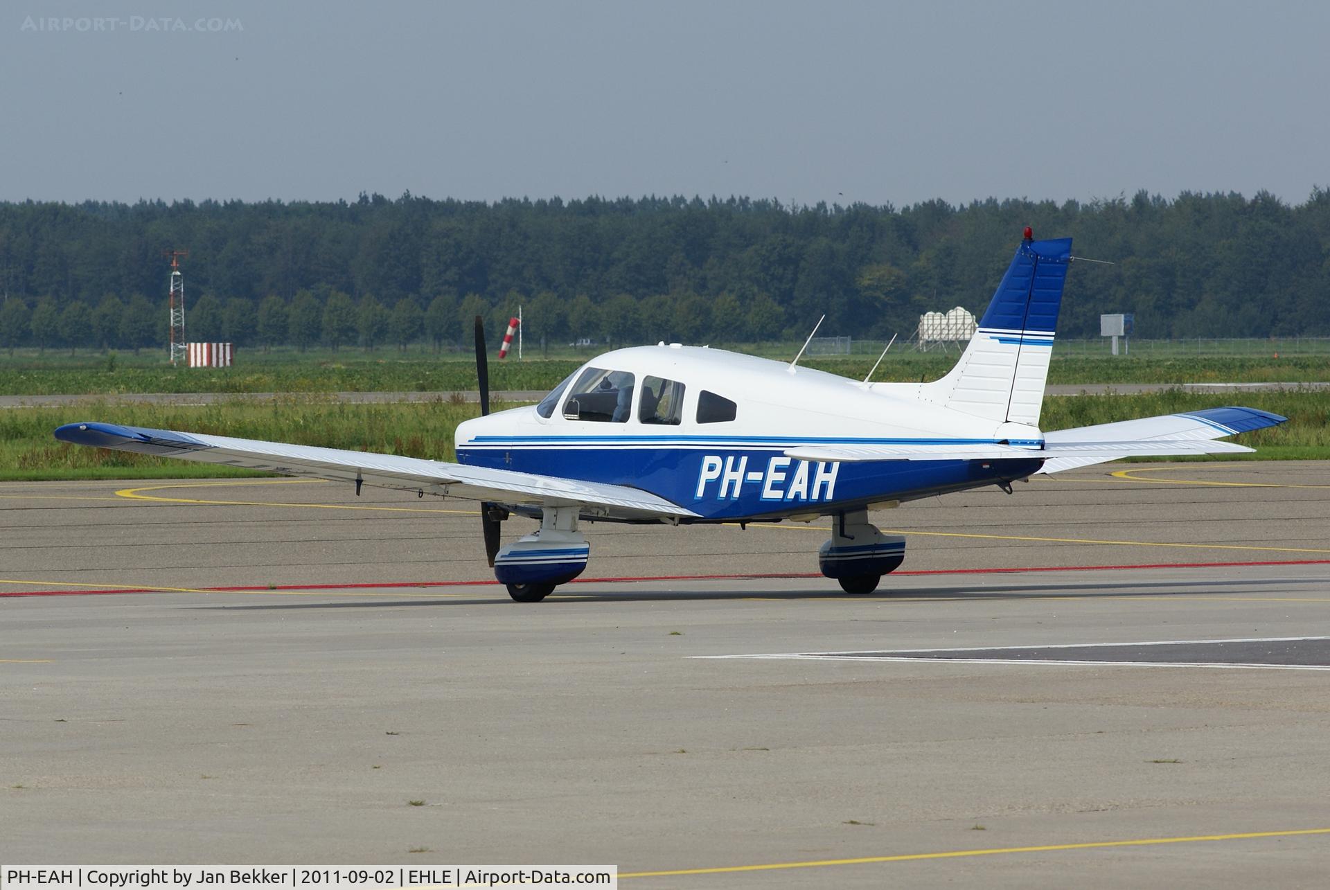 PH-EAH, Piper PA-28-181 Archer II C/N 28-7990445, Platform Lelystad