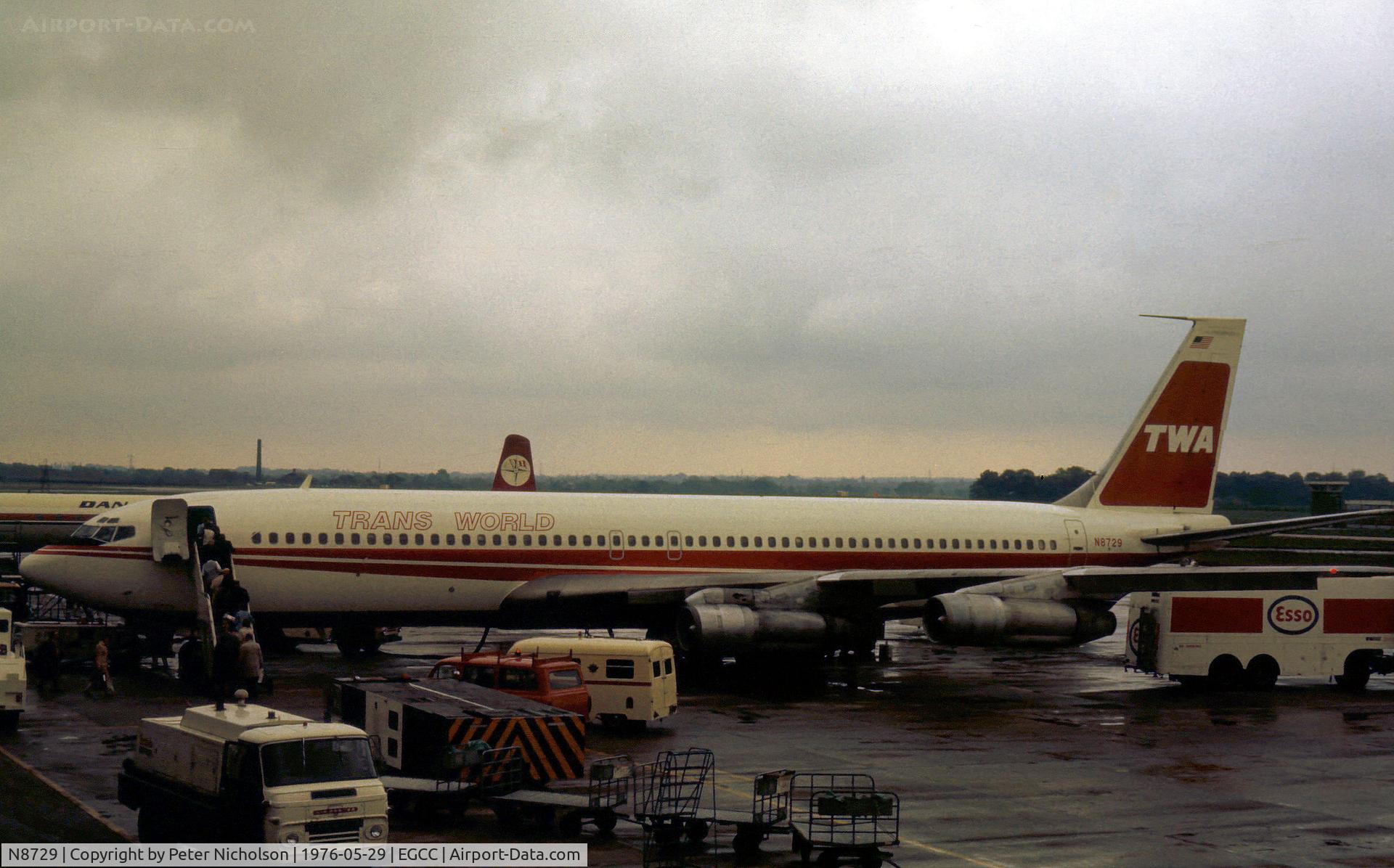 N8729, Boeing 707-331B C/N 20058, Trans-World Airways Boeing 707-331B boarding at Manchester for a flight to New York in May 1976.