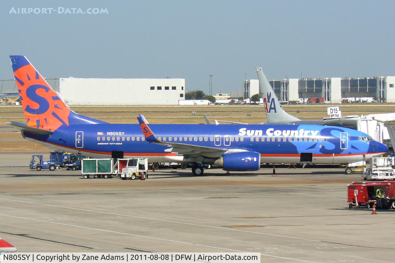 N805SY, 2001 Boeing 737-8Q8 C/N 30032, At DFW Airport