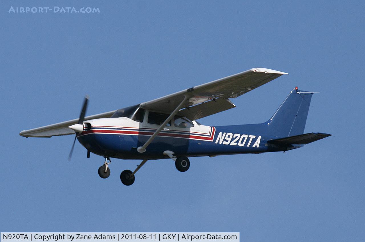 N920TA, 2004 Cessna 172R C/N 17281206, Landing at Arlington Municipal