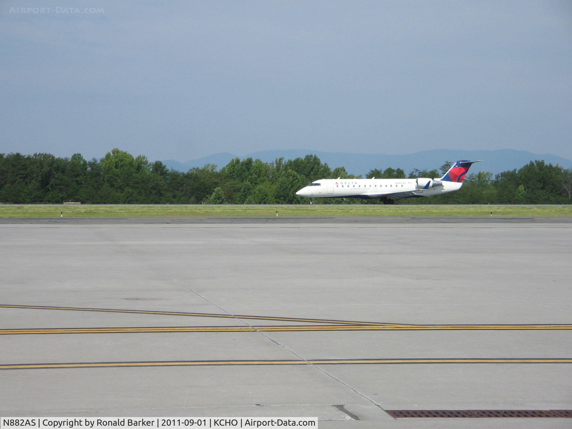 N882AS, 2001 Bombardier CRJ-200ER (CL-600-2B19) C/N 7503, Arrival CHO