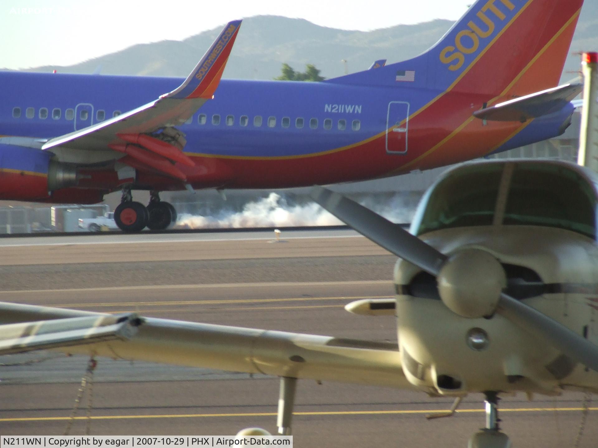 N211WN, 2005 Boeing 737-7H4 C/N 34163, Touchdown