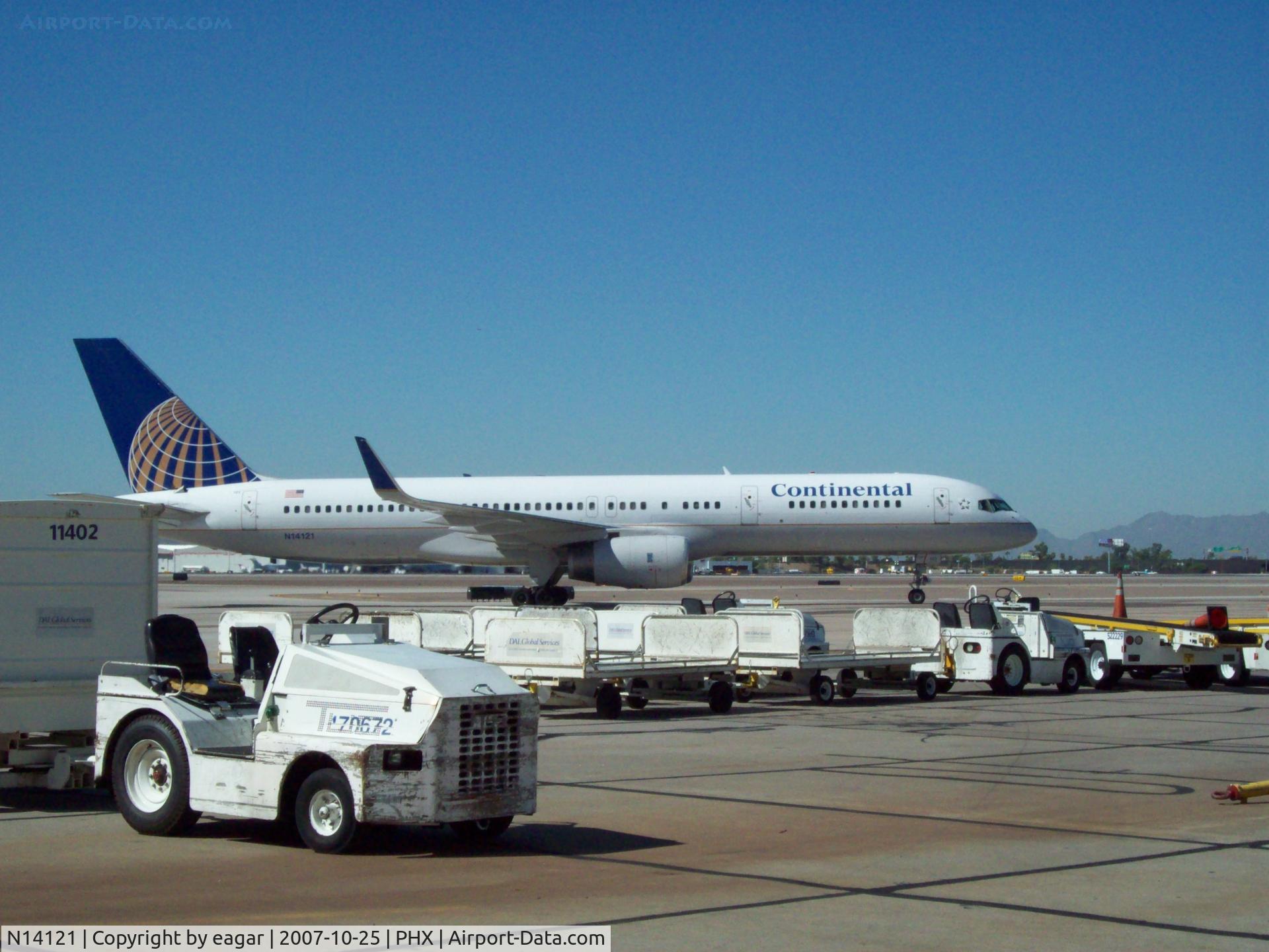 N14121, 1997 Boeing 757-224 C/N 27563, Approaching the gate