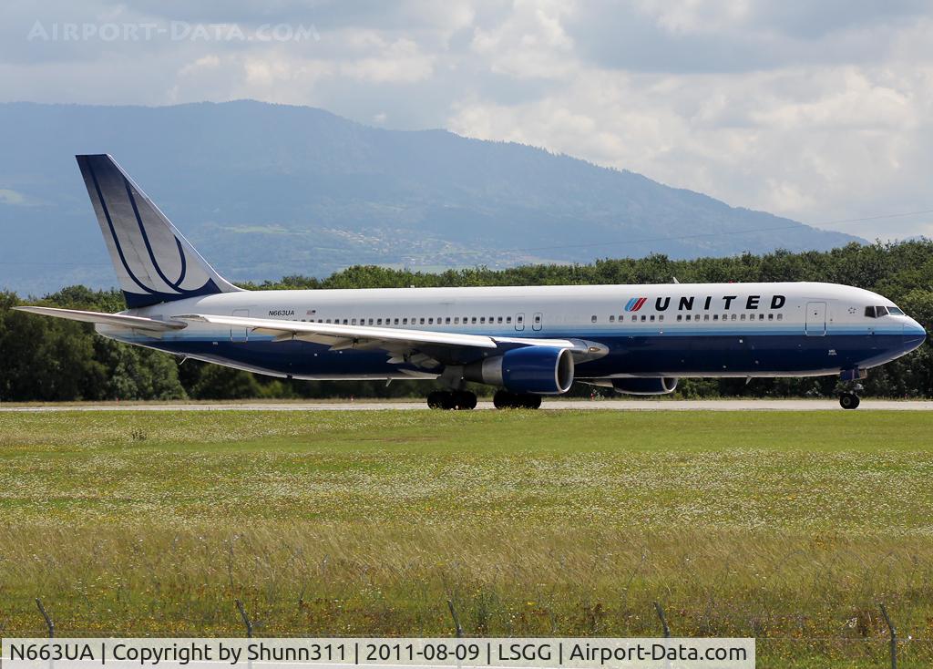 N663UA, 1993 Boeing 767-322 C/N 27160, Ready for take off rwy 23