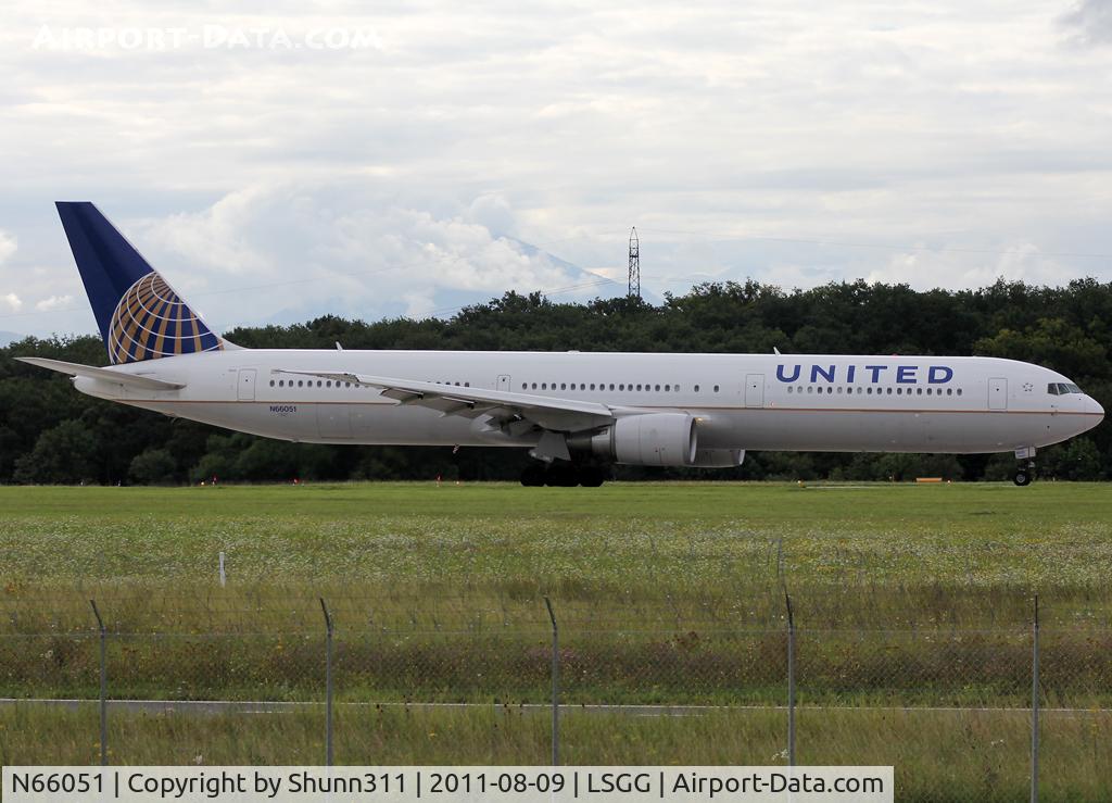 N66051, 2000 Boeing 767-424/ER C/N 29446, Ready for take off rwy 23