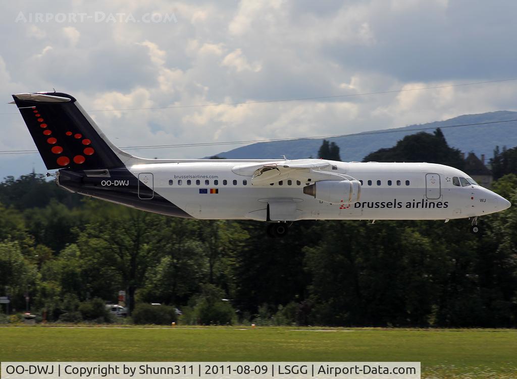OO-DWJ, 1999 British Aerospace Avro 146-RJ100 C/N E3355, Landing rwy 23