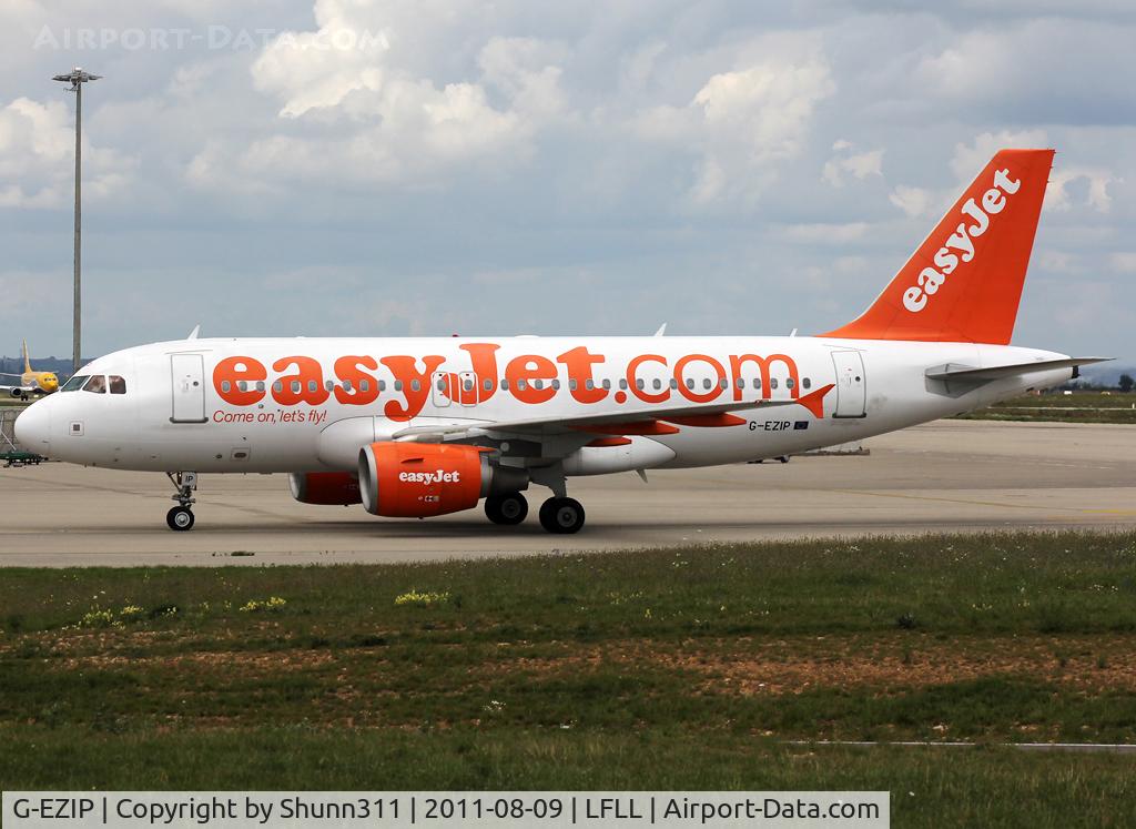 G-EZIP, 2005 Airbus A319-111 C/N 2514, Taxiing to the terminal...