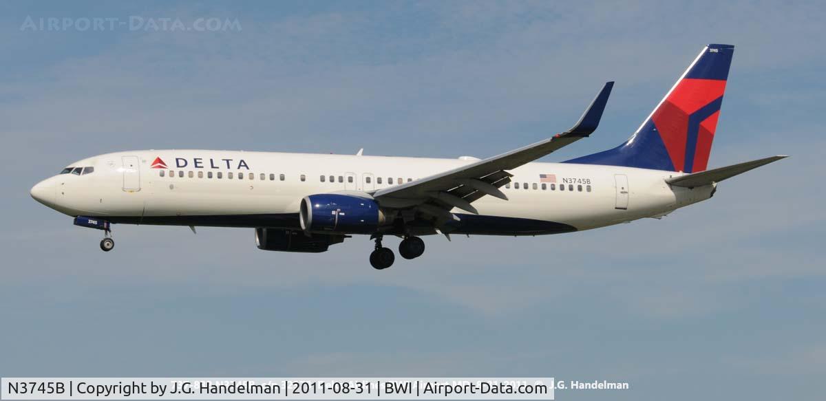 N3745B, 2001 Boeing 737-832 C/N 32373, on final to 33L