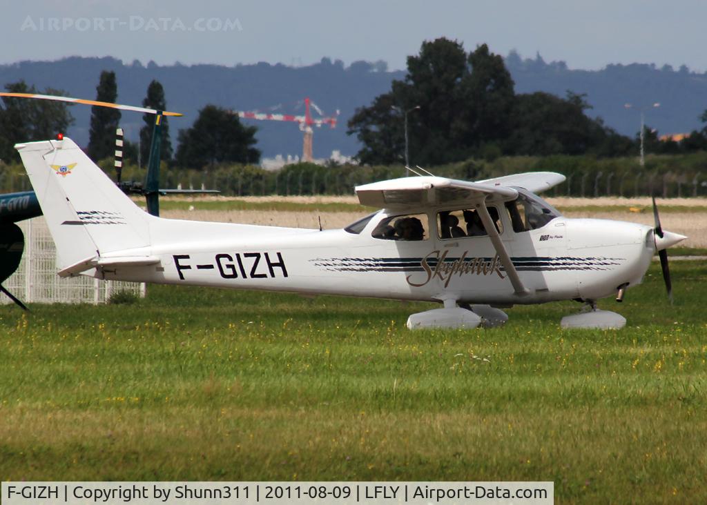 F-GIZH, Cessna 172R C/N 17280427, Taxiing for a new light flight...