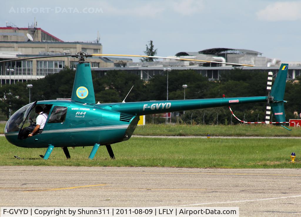 F-GVYD, 2003 Robinson R44 Raven II C/N 10081, Preparing a new flight...