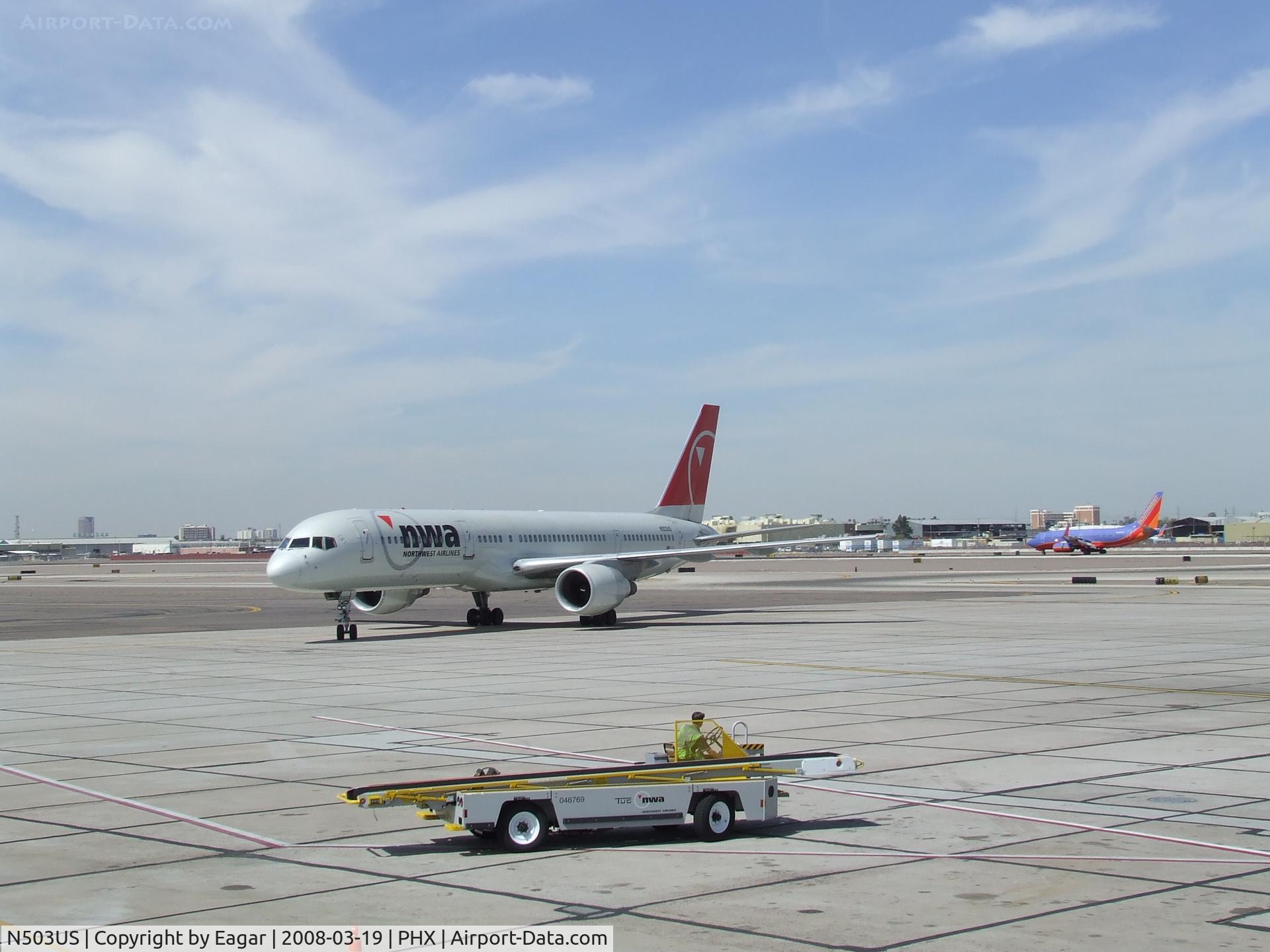 N503US, 1985 Boeing 757-251 C/N 23192, Taxi into gate