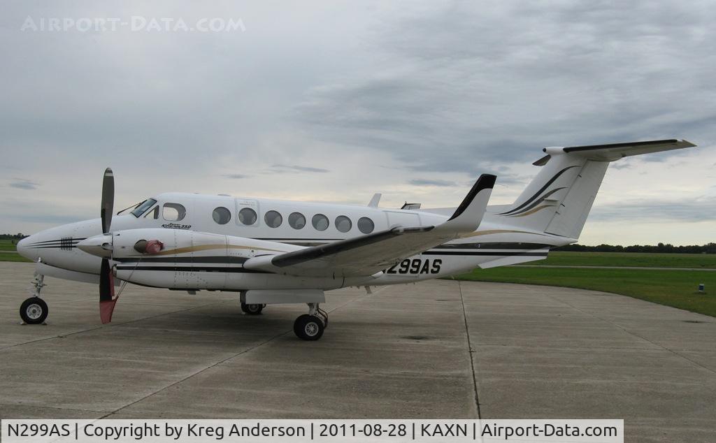 N299AS, 1999 Raytheon Aircraft Company B300 C/N FL243, Raytheon B300 King Air on the ramp.
