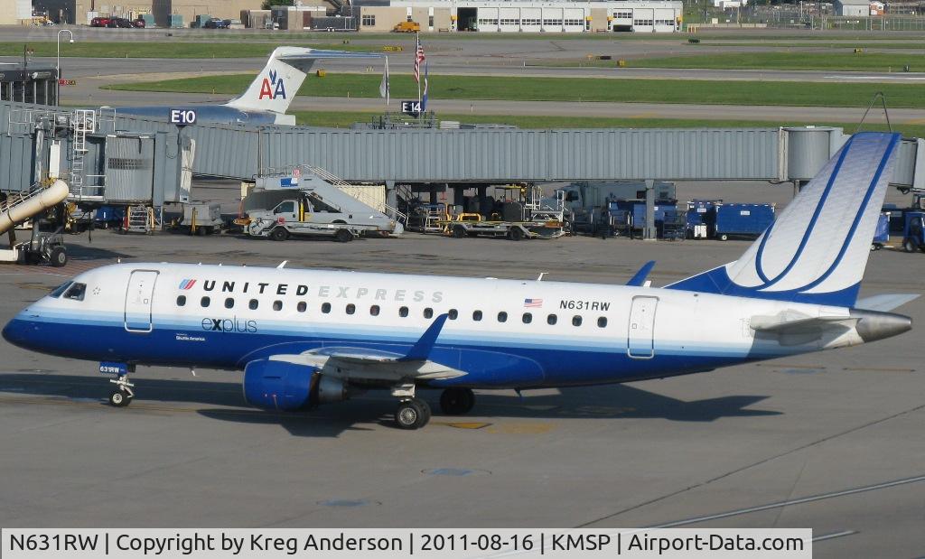 N631RW, 2004 Embraer 170SE (ERJ-170-100SE) C/N 17000007, United Express Embrer ERJ-170 arriving at its gate.