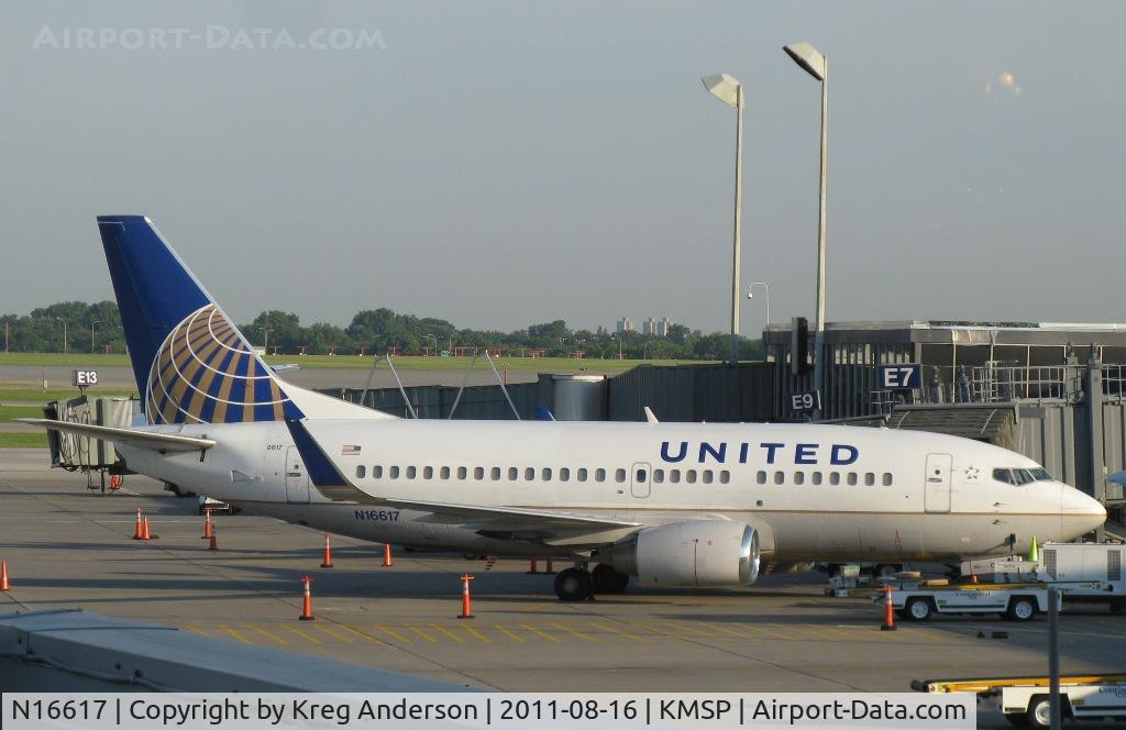 N16617, 1994 Boeing 737-524 C/N 27330, United Airlines Boeing 737-524 at its gate.