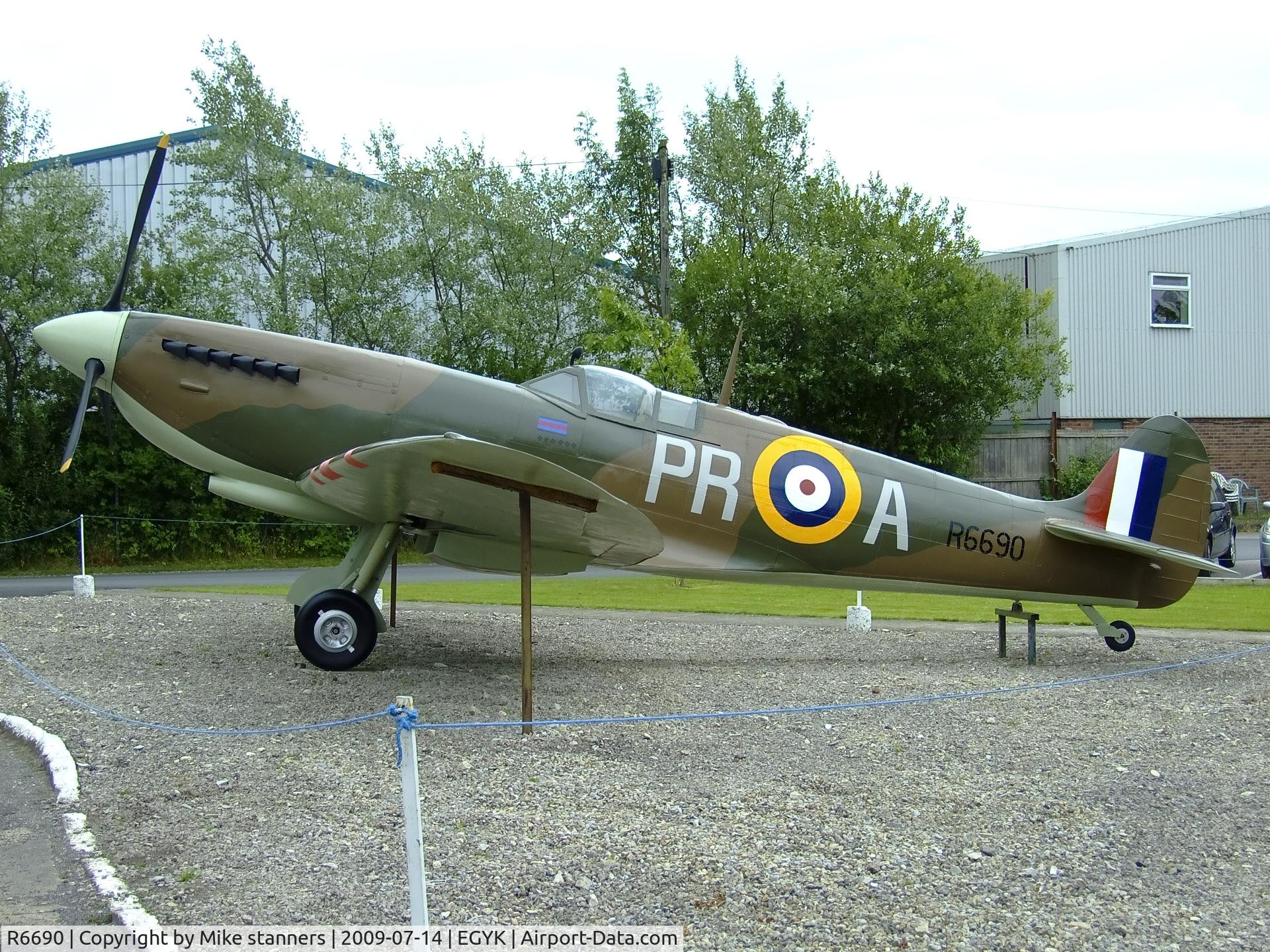 R6690, Supermarine Spitfire Replica C/N BAPC.254, Spitfire 1A Replica painted in 609Sqn markings
seen here on display at the Yorkshire air museum,Elvington