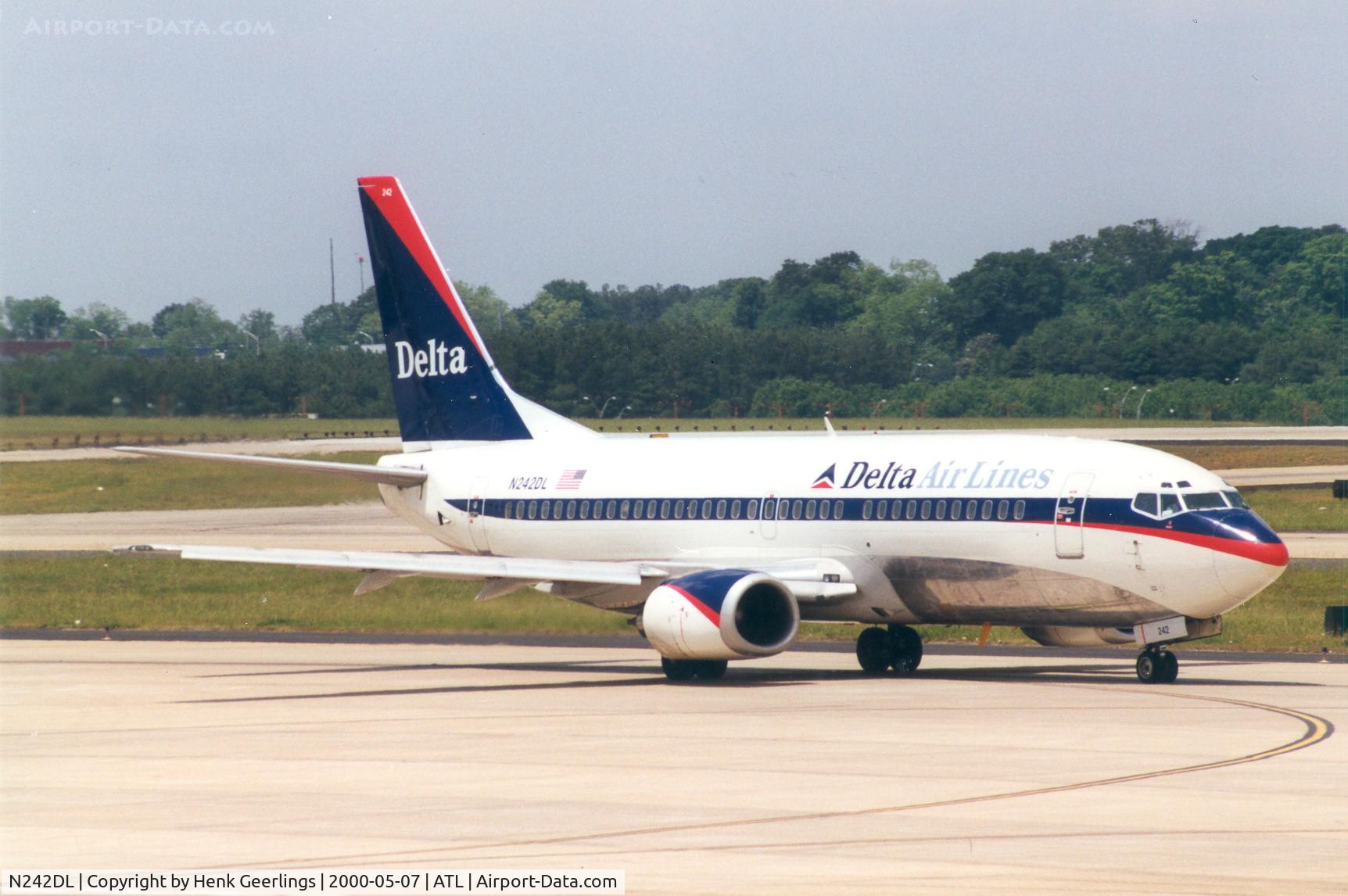 N242DL, 1987 Boeing 737-330 C/N 23834, Delta