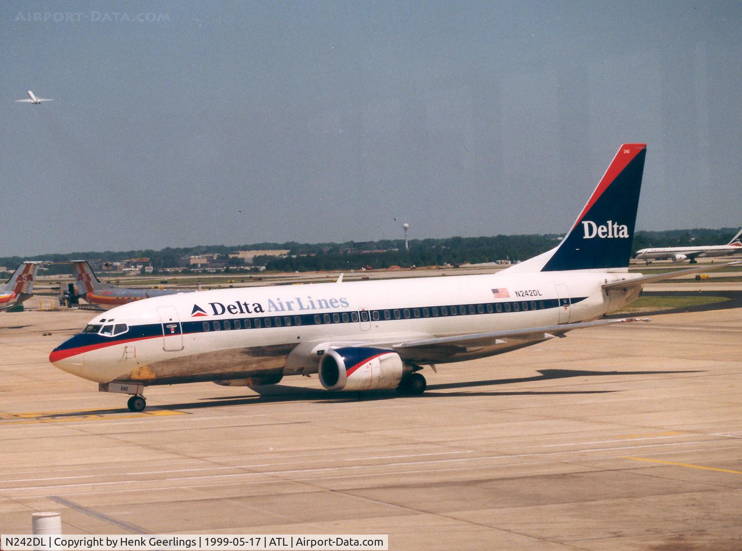 N242DL, 1987 Boeing 737-330 C/N 23834, Delta