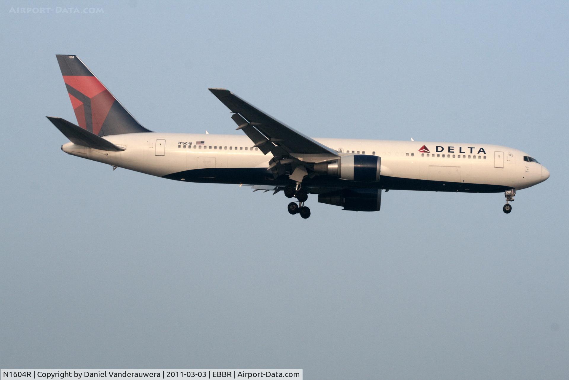 N1604R, 1999 Boeing 767-332 C/N 30180, Early arrival of flight DL080 to RWY 02