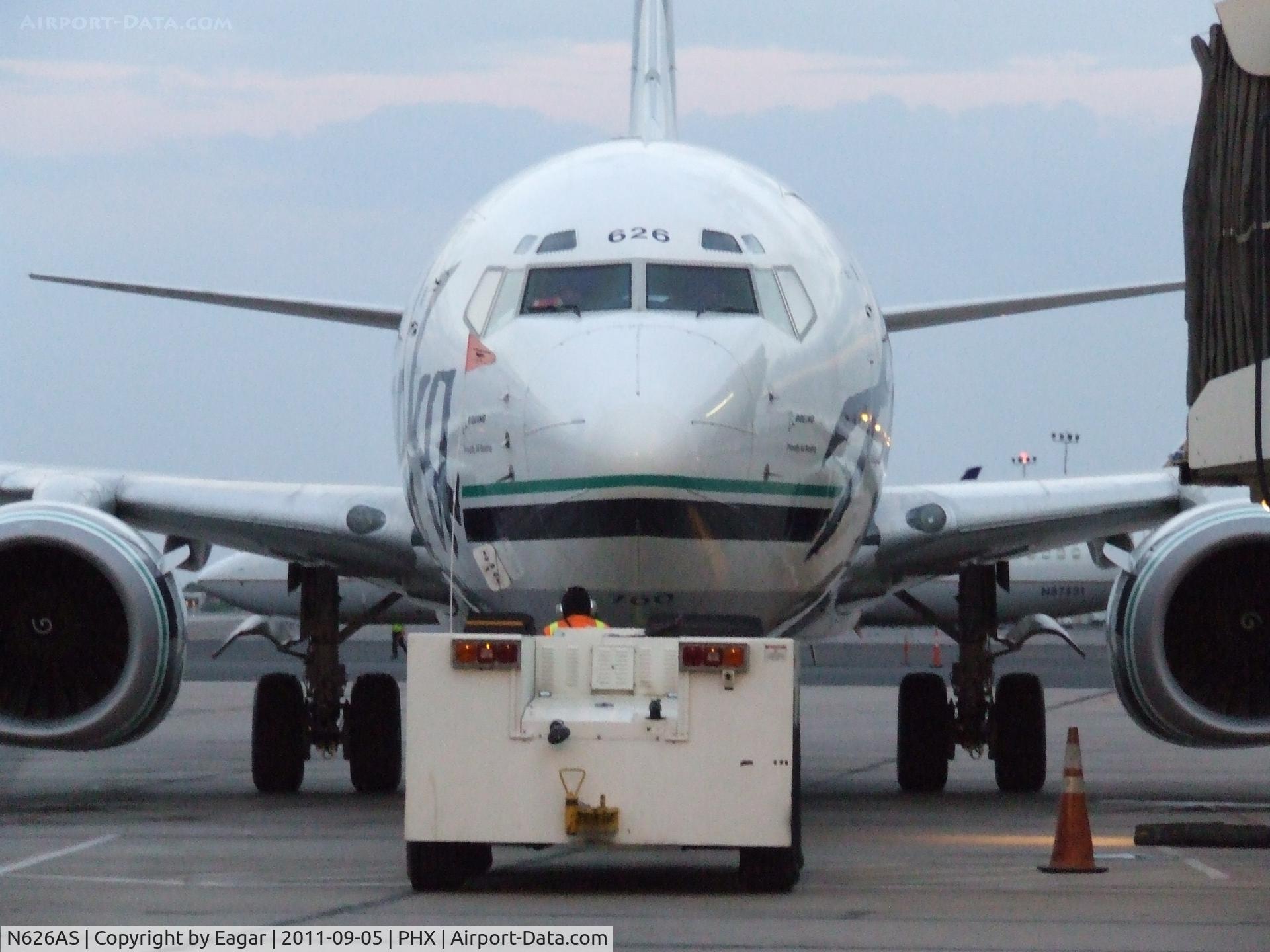 N626AS, 2001 Boeing 737-790 C/N 30793, Early morning departure